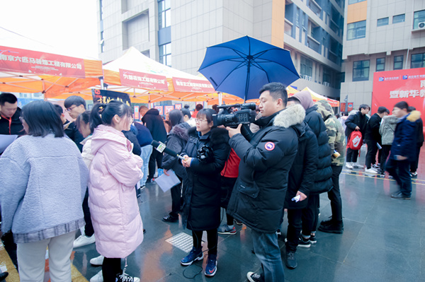 南京新华大型人才交流会现场